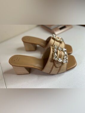 A New Day beige Kathleen raffia buckle block peep toe heels sandals size 11